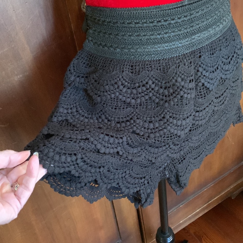 Black Cotton Crochet Lace Tiered Shorts M/L NWOT - Picture 2 of 9